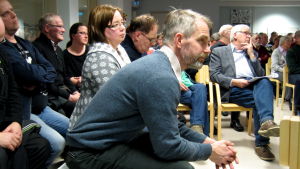 Intresserade åhörare med många frågor att ställa. Engagerade åhörare fyllde både matsalen och korridoren i Nedervetil skola.