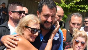 Salvini passar på att föra ut sitt budskap också med en beachturné i semestertider. Italiens irnikesminister omges av kvinnliga anhängare i Taormina, Siclien