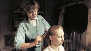 Iris Rukka (Kati Outinen) ja äiti (Elina Salo). YLE Kuvapalvelu/Kansallinen audiovisuaalinen arkisto