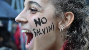 Inrikesministern väcker också ljudliga protester, som under en motdemonstration i Milano i maj 2018 Demonstrant med orden "No Salvini" skrivet på kinden