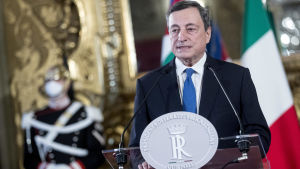 Mario Draghi, tidigare ordförande för Europeiska centralbanken, nu Italiens regeringschef. Den förre chefen för Europeiska centralbanken, Mario Draghi försöker lösa regeringskrisen i Italien.