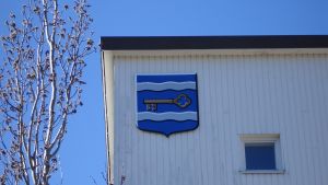 Sjundeås kommunvapen på kommunhusets vägg. Sjundeå kommuns vapen på kommunhusväggen.