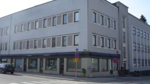 Fixhuset i Karis är en av de byggnader som enligt planen ska få växa uppåt med bostäder. En fastighet vid Dalgatan i Karis där bland annat Axxell, Medborgarinstitutet Raseborg och Folkhälsans hälsotorg håller hus.