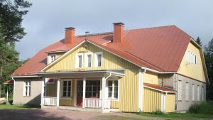 Matskoledeltagarna vistas i Furuborg, Degerby ungomsförenings lokal i Ingå. Föreningshuset Furuborg i Degerby, Ingå.