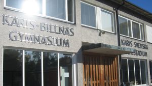 Det är brådskande att överväga fusion mellan gymnasierna. Ingången till Karis-Billnäs gymnasium och Karis svenska högstadium.