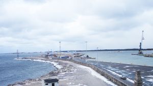 Hangö är grundat kring hamnen som så länge vintrarna var snörika och kalla, hade en fördel av vara Finlands sydligaste, isfria hamn. Engelska magasinet i Västra hamnen i Hangö.