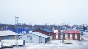 Stuvarna vid Hangö Stevedoring får mera jobb tack vare Finnlines. Stuveribolagets kontor och andra byggnader i Västra hamnen i Hangö vintertid.