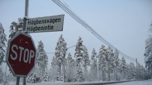 Mjölbolsta ligger en bit från Karis centrum. Det gäller för flyktingarna att ta sig med buss, cykel eller gåendes ifall de vill ta sig annanstans. De kan också få skjuts med förläggningens bil. Riksväg 25 i Raseborg.