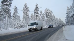 Speciellt vid Mjölbolsta behöver vägen förbättras anser Blomqvist. Riksväg 25 i Raseborg.