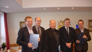 Affärsmannen Harry Harkimo (till vänster) var med och startade processen för byggena 2010. På bilden också politikerna Sture Söderholm (SFP), Jouko Kavander (SDP), dåvarande stadsdirektören Jouko Mäkinen samt dåvarande kanslichefen Jukka-Pekka Halme. Hjallis Harkimo och Hangö stads ledning var mycket nöjda när de hade undertecknat avtalet om hotell och bostäder.