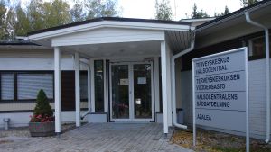 Sjundeå hälsovårdscentral har redan en privat modell. Ingången till Sjundeå hvc.