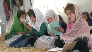 Många afghaner oroar sig för att kvinnors och flickors rättigheter kan försämras om fredsförhandlingarna med talibangerillan leder till att gerillan får dela makten. Flickor får åter gå i skola, efter att talibanerna störtats