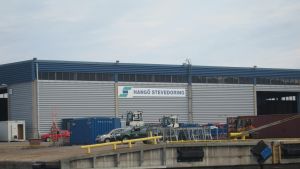 Stevedoring är det äldre och större stuveriföretaget i Hangö hamn. Hangö Stevedoring