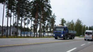 Horsbäck industri- och handelsområde ska växa, önskar Raseborgs stad. Därför ville staden skaffa mera mark i Horsbäck. I utbyte gavs skogsområden söder om Dragsviksfjärden. Trafik på riksväg 25 i Horsbäck.