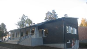 Hilding Ekelund har ritat församlingshemmet i Karis. Den nybyggda delen av församlingshemmet i Karis togs i bruk hösten 2010.