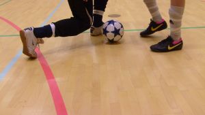 Golvet i Ekenäs bollhall borde förnyas. Futsalmatch 8.11.10 i Ekenäs: Ekenäs Sport Club mot Ruutupaidat från Vasa.