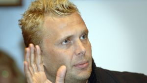 I regissören Antti J. Jokinens skildring har Schjerfbeck plötsligt blivit finskspråkig. Antti Jokinen