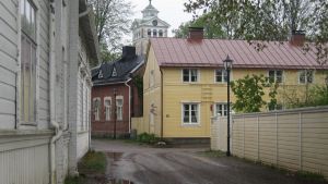 Gamla stan i Ekenäs med kyrkans torn i bakgrunden. Söndagen 23.6 sänds de vackraste sommarsångerna inspelade i Ekenäs kyrka. Gamla stan i Ekenäs.