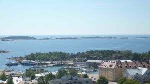 Så här såg Drottningberg ut i juli 2011. Vy över östra hamnen och Drottningberg i Hangö