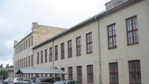Tekniska verket i Hangö finns i den gamla kexfabriken, som kallas Kexen. Personalen ska på prov sortera soporna i byggnaden. tekniska verket i hangö