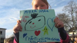 Wilma Gröning är ett hängivet Mikko-fan. Ung Mikko Sipola-fan på Ekenäs torg
