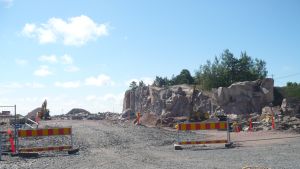 Berget på Drottningberg sprängdes bort redan för många år sedan då bostäder skulle byggas. Byggarbeten 2012 för kommunalteknik på Drottningberg i Hangö. Här ska Quattrogroup snart bygga lyxbostäder med havsutsikt.