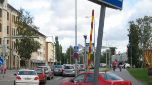 Frams korsning i Jakobstad Frams plankorsning, kommer tåget eller strunta i rödljusen är frågan