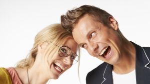 Eva Kela har under flera år varit programledare för MGP. Här tillsammans med Jonathan Jontti Granbacka. MGP 2012