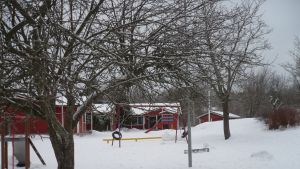 Kila daghem har både svenska och finska grupper. Kila daghemsgård i Karis under snötäcke.