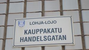 Svenska och tvåspråkighet kanske inte väger så tungt i framtiden när det delas ut statliga pengar till kommunerna. Men den frågan är ännu helt öppen, säger Slunga-Poutsalo.