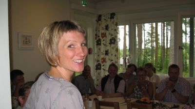 Mikaela Nyqvist informerar riksdagsgruppen om flyktingsarbetet på förläggningen