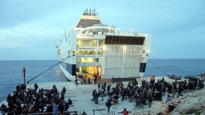 Immigranter evakueras från Lampedusa