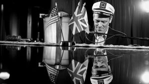 Näyttelijä-muusikko Hugh Laurie esiintymässä Queen Mary -laivalla