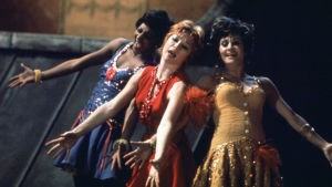 Shirley MacLaine (keskellä) elokuvassa Sweet Charity.