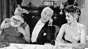 Charles Chaplin elokuvassa Kuningas New Yorkissa. Oikealla Dawn Addams