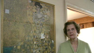 Den riktiga Maria Altmann framför Gustav Klimts porträtt av hennes moster Adele Bloch-Bauer