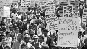 Vuonna 1963 Martin Luther King tukijoineen järjesti protestimarssin Washingtoniin vapauden ja työpaikkojen puolesta. Vuonna 1963 Martin Luther King tukijoineen järjesti protestimarssin Washingtoniin vapauden ja työpaikkojen puolesta. Yle kuvapalvelu / NARA/ Smoking Dog Films