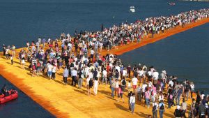 The Floating Piers -teos. Folk går på vatten på Christos konstverk Flytande pirer.