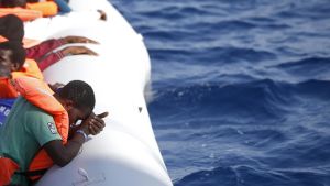 Italienska Röda korset räddar flyktingar i en flotte på Medelhavet 20.10.2016.