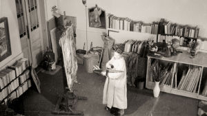 Tove Jansson maalaamassa.