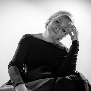 Anu Sinisalo som den flickiga, sexiga Marilyn Monroe. Anu Sinisalo i svart dress som Marilyn Monroe.