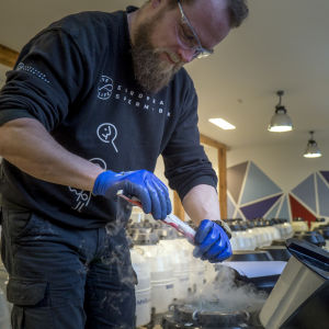 Sperman förvaras djupfryst i så kallade strån, som liknar sugrör. Rör med sperma sätts in i stor tank, som ryker av kall luft.