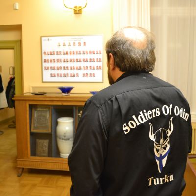 Olavi Mäenpää saapui Turun valtuuston kokoukseen Soldiers of Odinin vaatetuksessa.