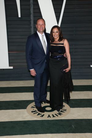Harris är gift med juristen Douglas Emhoff sedan 2014. Paret har inga gemensamma barn men Emhoff har två barn som Harris är bonusmamma till. Emhoff kommer att bli USA:s första ”andre herre”. Bilden är från Vanity Fair Oscar Party i Bevery Hills 2015. Douglas Emhoff och Kamala Harris