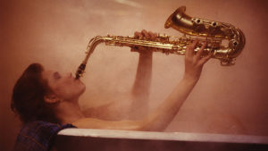 Mari Rantasila (Helena) ja ikoninen saksofonikylpy.