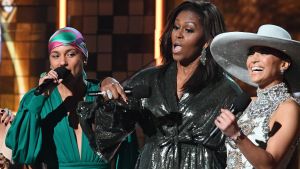 Värden Alicia Keys, före detta presidentfru Michelle Obama och sångaren Jennifer Lopez. Bild från Grammy galan med värden Alicia Keys, före detta presidentfru Michelle Obama och sångaren Jennifer Lopez.