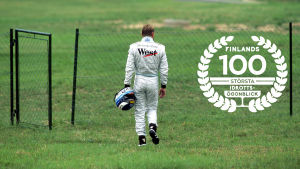 Mika Häkkinen, med logon för Finlands 100 största idrottsögonblick.