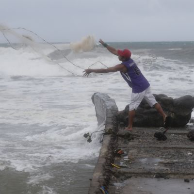 En fiskare fiskar i sista minuten före tyfonens ankomst