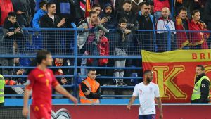 Bland annat Raheem Sterling fick utstå rasistiska tillrop i samband med Englands bortamatch mot Montenegro. Publiken ropar till Raheem Sterling på planen.