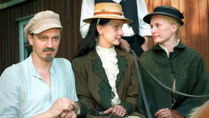 Ville Virtanen (Juhani Aho), Miina Turunen (Tilly Soldan) ja Sara Paavolainen (Venny Soldan) tv-draamassa Venny (2003).
